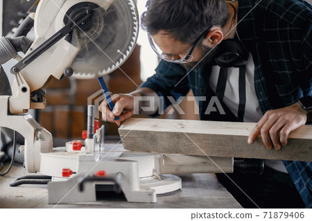 Carpenter working with circular saw Carpenter working with circular saw 71879406