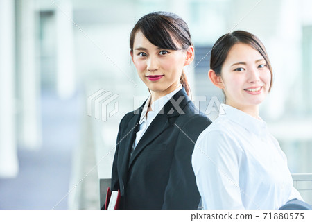 Young business woman 71880575