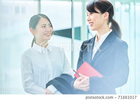 Young business woman 71881017