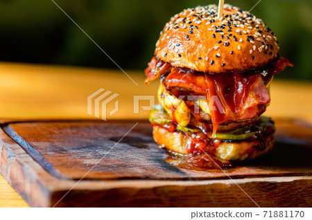 Close up tasty burger with minced meat served on tray Close up tasty burger with minced meat served on tray 71881170