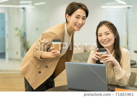 在辦公室開會的女企業家 71881961