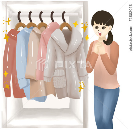 閃亮美麗的壁櫥裡的衣服和一個幸福的女人 71882028