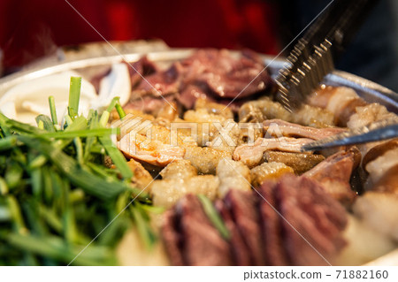 什錦的燒烤內臟,包括內臟,大昌,麥昌,牛ir和牛肉,韓國傳統美食 什錦的燒烤內臟,包括內臟,大昌,麥昌,牛ir和牛肉,韓國傳統美食 71882160