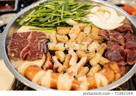 什錦的燒烤內臟，包括內臟，大昌，麥昌，牛ir和牛肉，韓國傳統美食 71882164