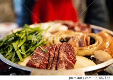 什錦的燒烤內臟，包括內臟，大昌，麥昌，牛ir和牛肉，韓國傳統美食 71882166