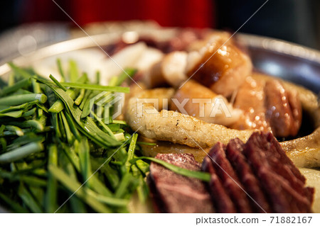 什錦的燒烤內臟，包括內臟，大昌，麥昌，牛ir和牛肉，韓國傳統美食 71882167