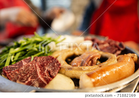 什錦的燒烤內臟，包括內臟，大昌，麥昌，牛ir和牛肉，韓國傳統美食 71882169