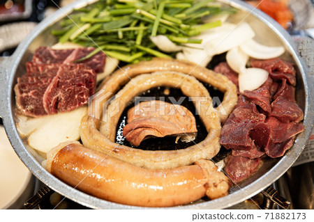 什錦的燒烤內臟，包括內臟，大昌，麥昌，牛ir和牛肉，韓國傳統美食 71882173