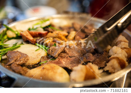 什錦的燒烤內臟，包括內臟，大昌，麥昌，牛ir和牛肉，韓國傳統美食 71882181