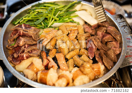 什錦的燒烤內臟，包括內臟，大昌，麥昌，牛ir和牛肉，韓國傳統美食 71882182