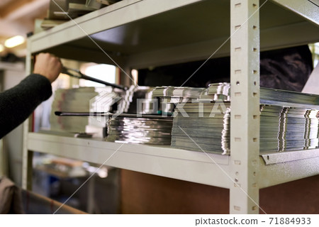 Folding metal sheets. 71884933