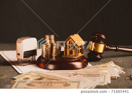 Real Estate Law concept. Wooden model of house, money and judge gavel on contract Real Estate Law concept. Wooden model of house, money and judge gavel on contract 71885441