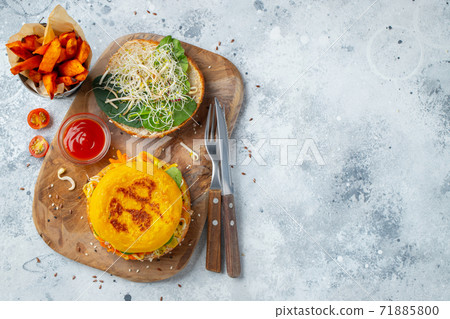 Healthy vegan burger with fresh vegetables. 71885800