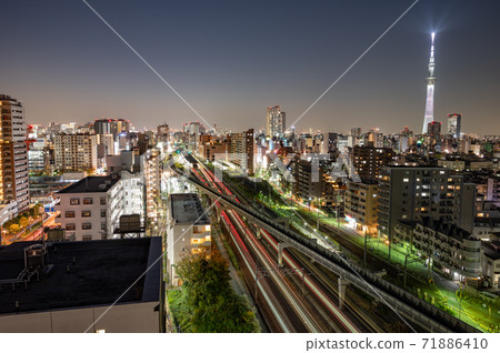 從江東區龜戶看的天空樹和夜景 從江東區龜戶看的天空樹和夜景 71886410