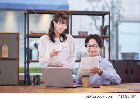 在確定辦公室工作的商務人士 在確定辦公室工作的商務人士 71886494