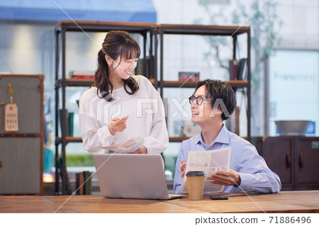 在確定辦公室工作的商務人士 在確定辦公室工作的商務人士 71886496