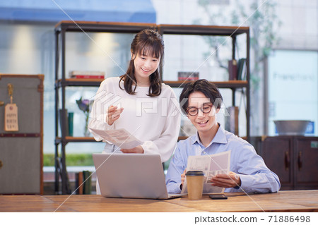在確定辦公室工作的商務人士 在確定辦公室工作的商務人士 71886498