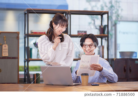 在確定辦公室工作的商務人士 在確定辦公室工作的商務人士 71886500