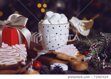 cup of coffee and marshmallows 71887024