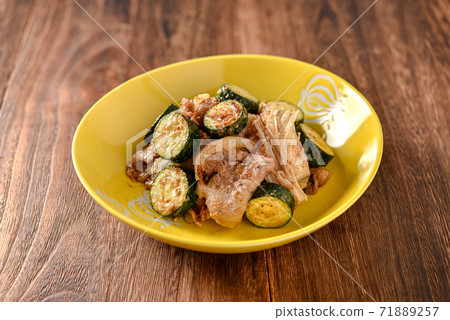Stir-fried zucchini and pork with miso butter 71889257
