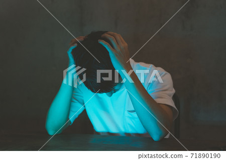 male, man, worried 71890190