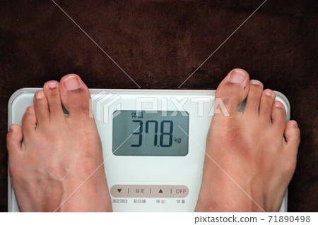 病瘦的體重的特寫 71890498