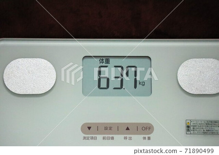 健康檢查時的體重測量 71890499