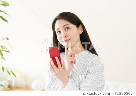 看智能手機的少婦 71890502