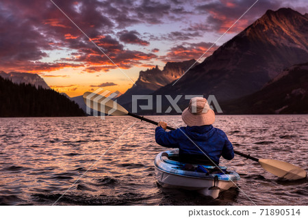 Adventurous Man Kayaking in Glacier Lake 71890514