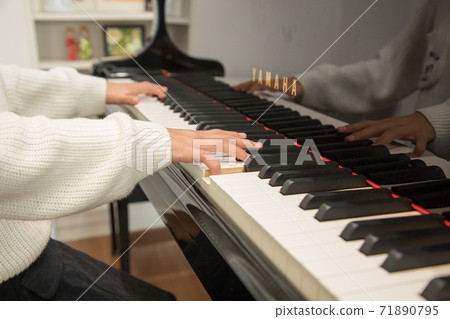 Piano and girl 71890795