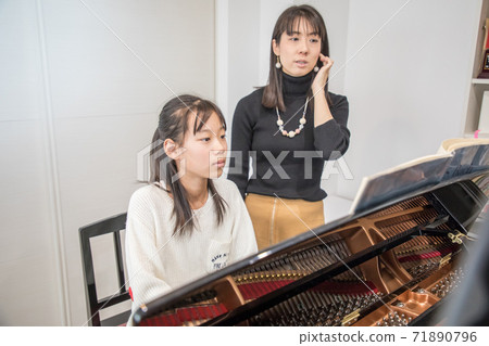 鋼琴課上的女孩 71890796