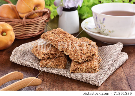 Crunchy granola bars Crunchy granola bars 71891589