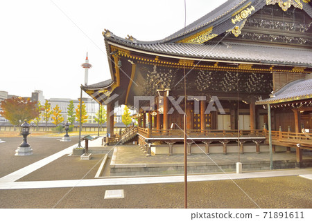 東本願寺秋天在日出 東本願寺秋天在日出 71891611
