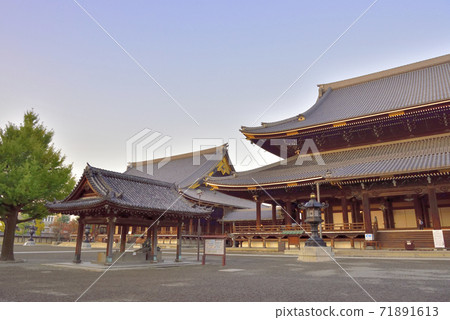 東本願寺秋天在日出 71891613