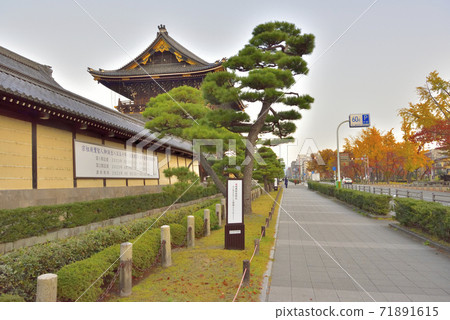 東本願寺秋天在日出 71891615