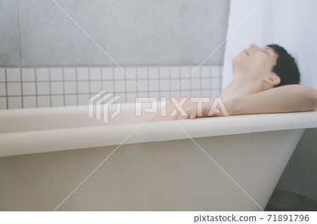 Bathtub bathing 71891796
