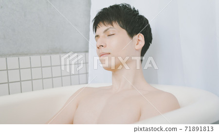 Bathtub bathing 71891813