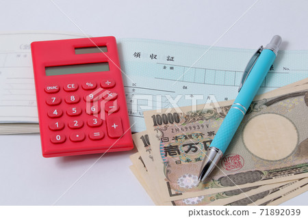 Receipt, office work, stationery, pen, calculator, accounting, office supplies, stationery, calculation, banknotes, money, 10,000 bills, 10,000 yen, billing Receipt, office work, stationery, pen, calculator, accounting, office supplies, stationery, calculation, banknotes, money, 10,000 bills, 10,000 yen, billing 71892039