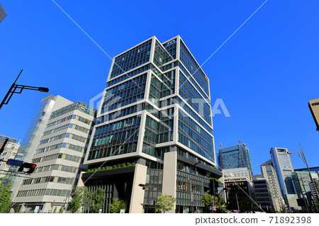 東京新橋4丁目十字路口Shintora-dori 71892398