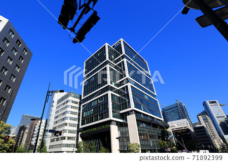 東京新橋4丁目十字路口Shintora-dori 71892399