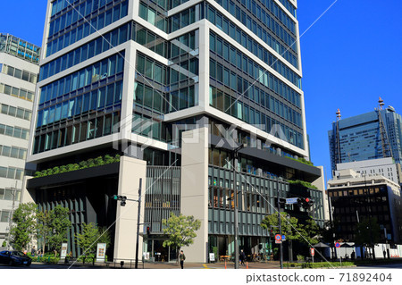 東京新橋4丁目十字路口Shintora-dori 71892404