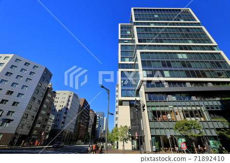 東京新橋4丁目十字路口Shintora-dori 71892410