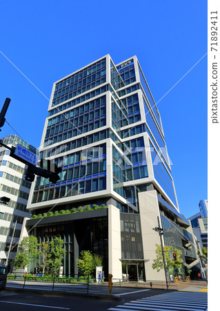 東京新橋4丁目十字路口Shintora-dori 71892411