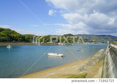 The calm beaches of Setouchi and one boat, Mukaishima, Hiroshima Prefecture 71892725