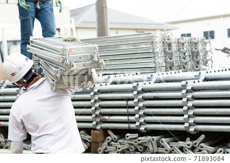 Craftsman dismantling the scaffolding 71893084