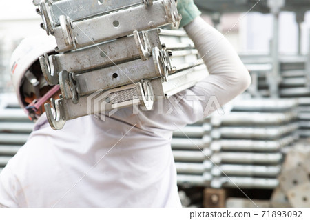 Craftsman dismantling the scaffolding 71893092