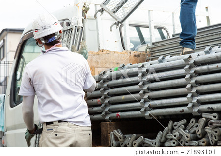 Craftsman dismantling the scaffolding 71893101
