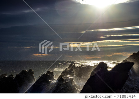 相模灣的海浪沖入三浦半島的荒崎 相模灣的海浪沖入三浦半島的荒崎 71893414