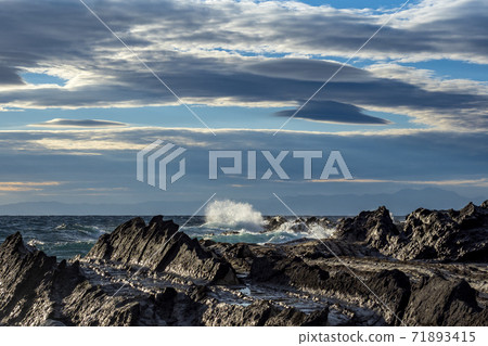 相模灣的海浪沖入三浦半島的荒崎 相模灣的海浪沖入三浦半島的荒崎 71893415