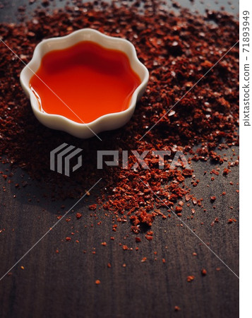 白瓷碗紅辣椒油 71893949